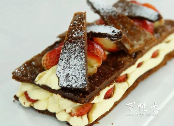 香醋千層蛋糕，包裹著香濃順滑的奶油，第一眼就被驚艷到了